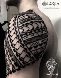 tatuaje-hombro-tribal-logia-barcelona-alessandro-oliviero-04 